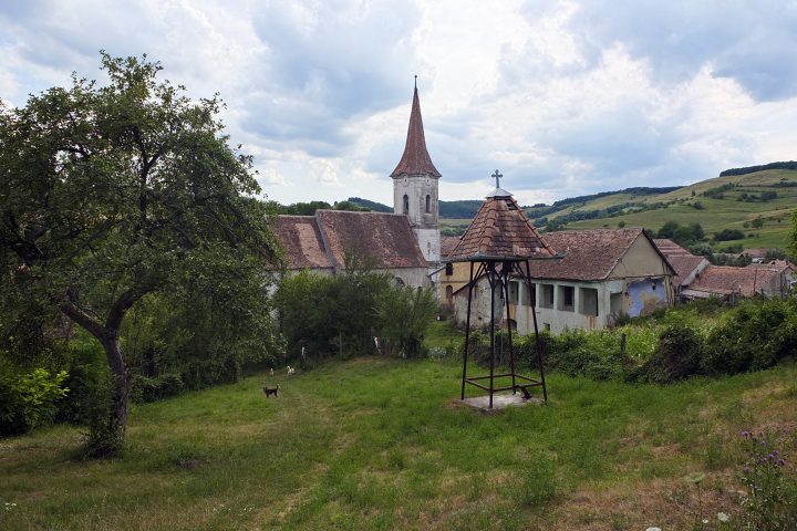 Die Kirchenburg, ehemals auch befestigt, ist in einem bemitleidenswerten Zustand...