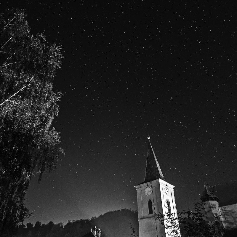 Kirche mit Sternenhimmel vom Pfarrhof aus