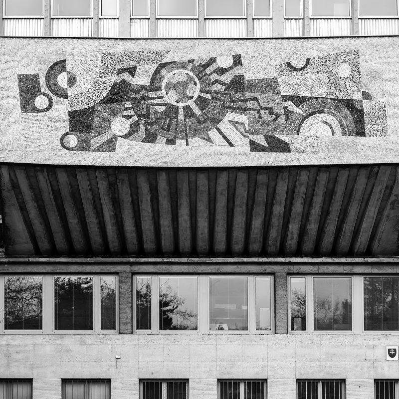 Mosaik am Eingang zur Technischen Universität